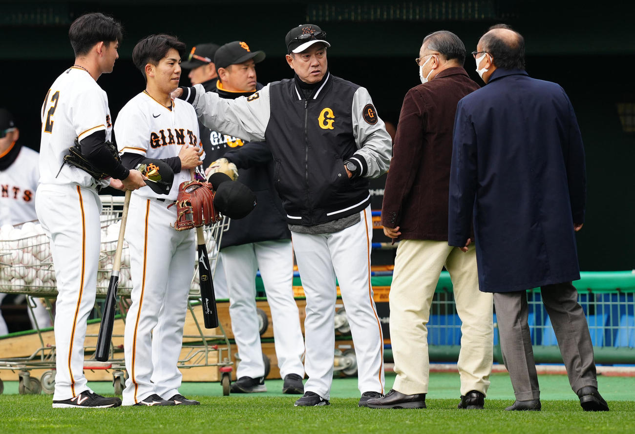 掛布氏（右から2人目）に巨人新人の、左から萩尾、門脇を紹介する原監督（撮影・江口和貴）