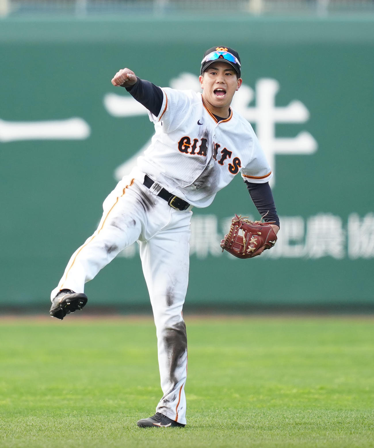 守備練習に臨む巨人門脇（撮影・江口和貴）