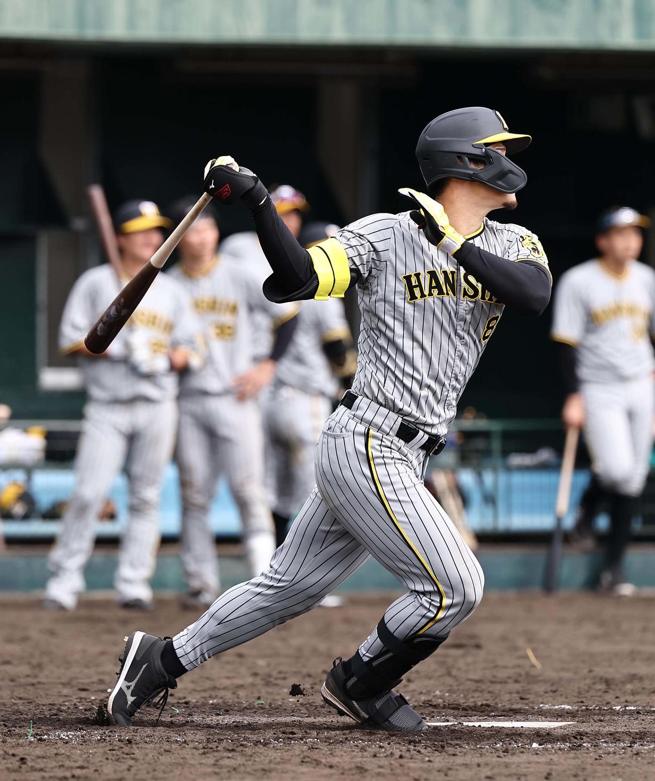 シート打撃で本塁打を放つ佐藤輝（撮影・上田博志）
