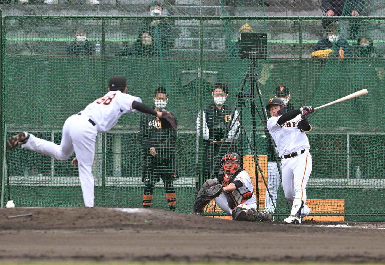 シート打撃で空振り三振に倒れる巨人ドラフト1位浅野。投手山本（撮影・滝沢徹郎）