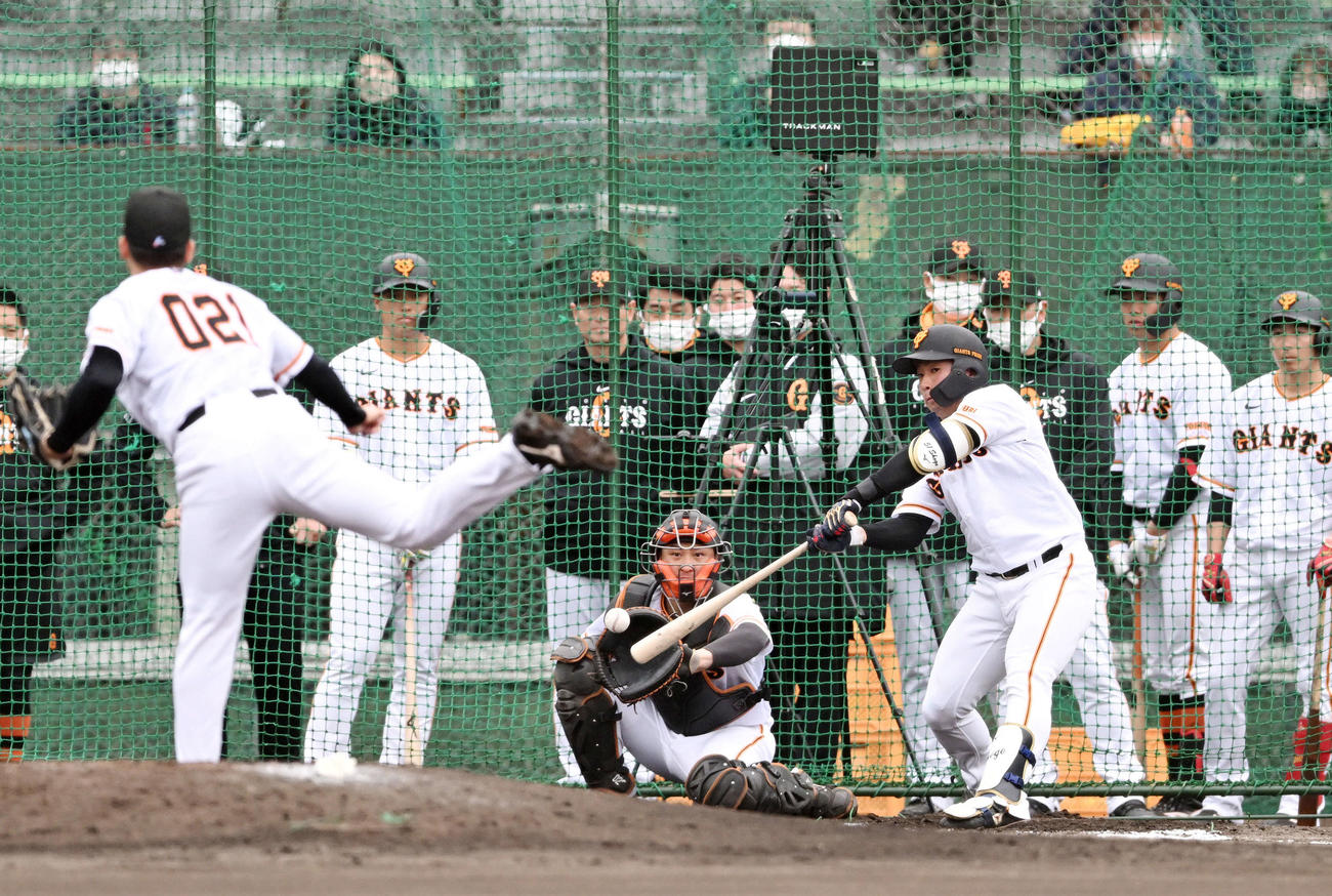 シート打撃で二飛に倒れる巨人ドラフト1位浅野。投手育成1位松井（撮影・滝沢徹郎）