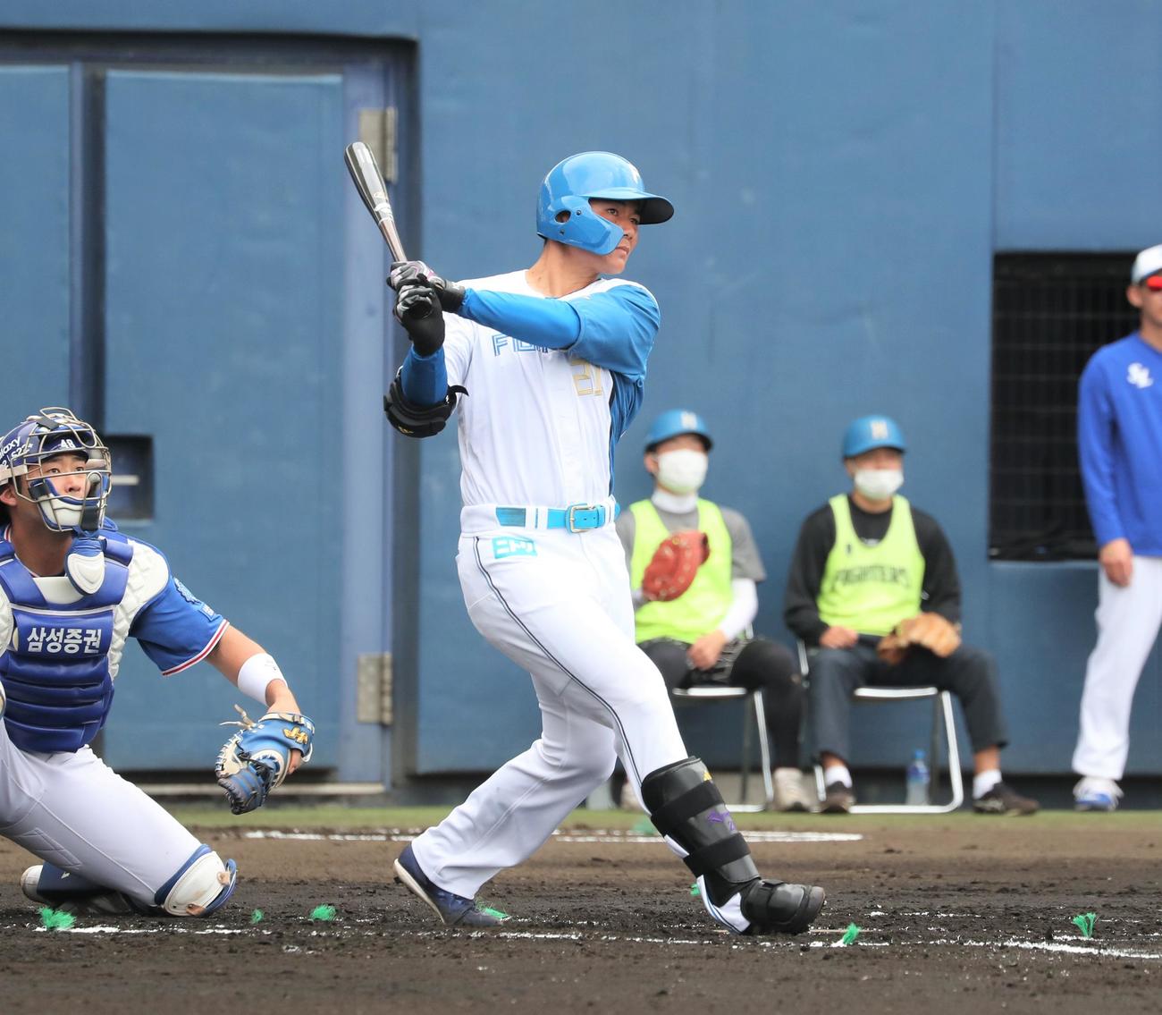 日本ハム対サムスン　2回裏日本ハム無死二塁、右越え2点本塁打を放つ清宮（撮影・黒川智章）