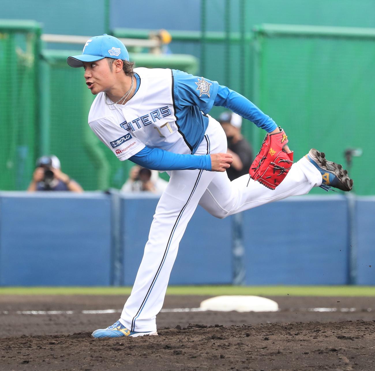 日本ハム対サムスン　4回に登板の伊藤（撮影・黒川智章）