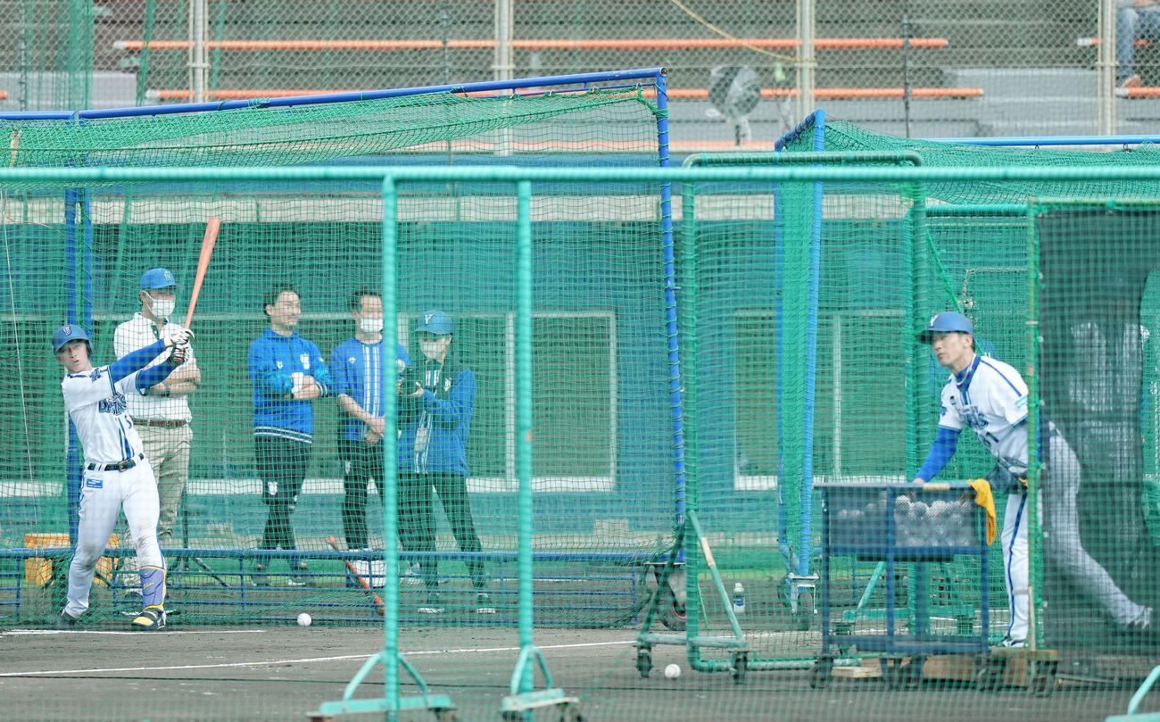 ランチ特打でDeNA三浦監督（右）から快音を響かせる松尾（左）（2023年2月1日撮影）