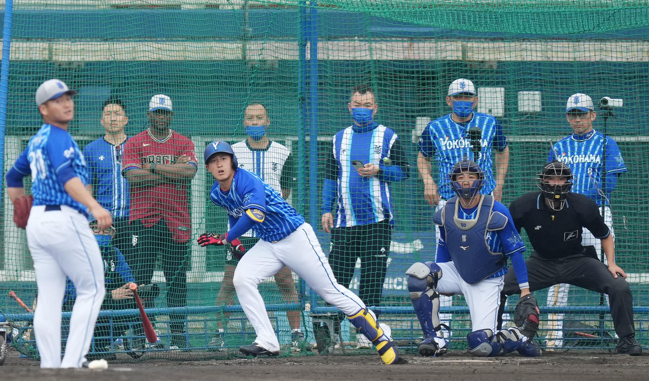 シート打撃でDeNA三浦（左）から中前打を放つ松尾。後方右は見つめる三浦監督（2023年2月6日撮影）