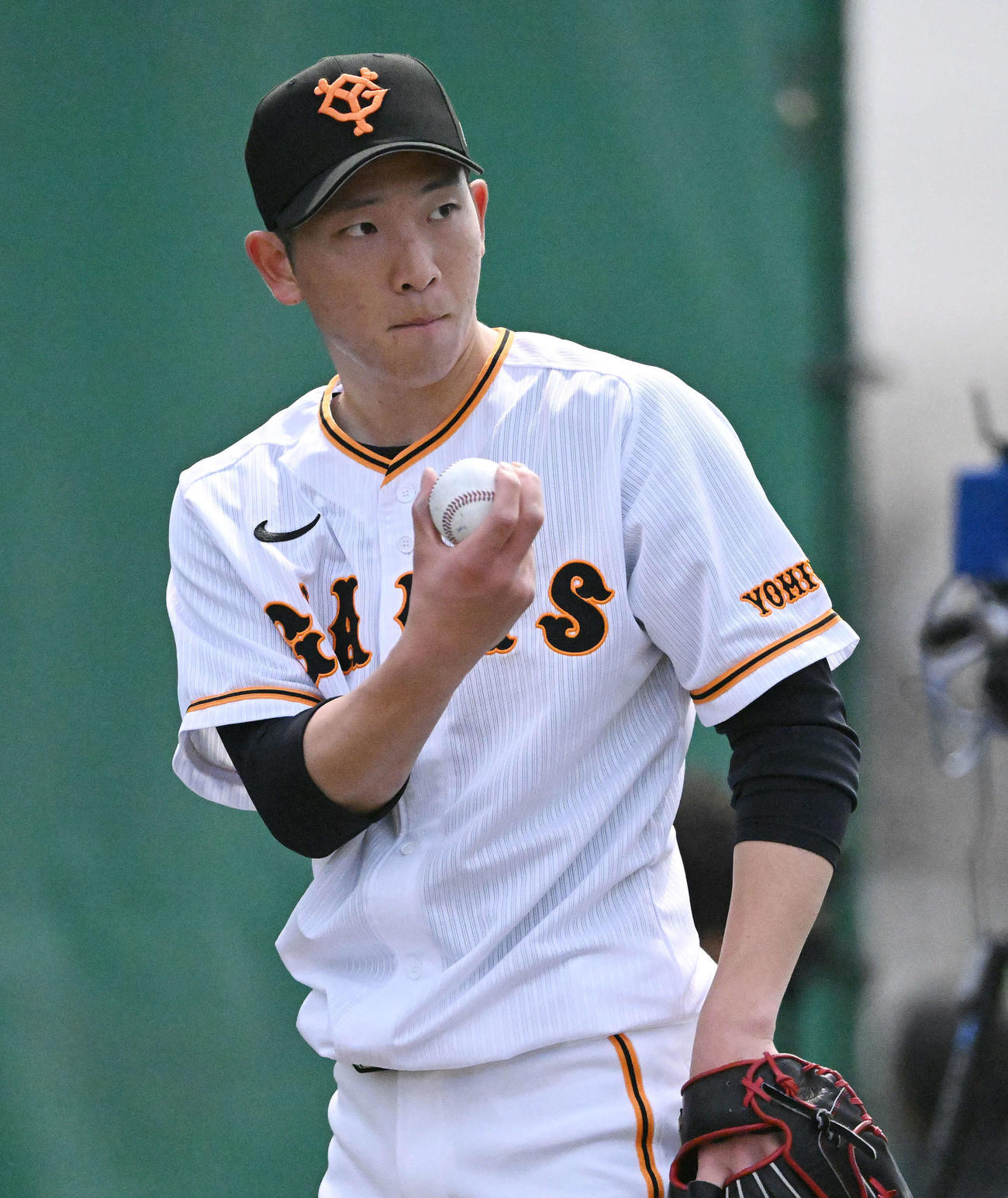 ブルペンの投球練習で球種を伝える巨人戸郷（2023年2月7日撮影）