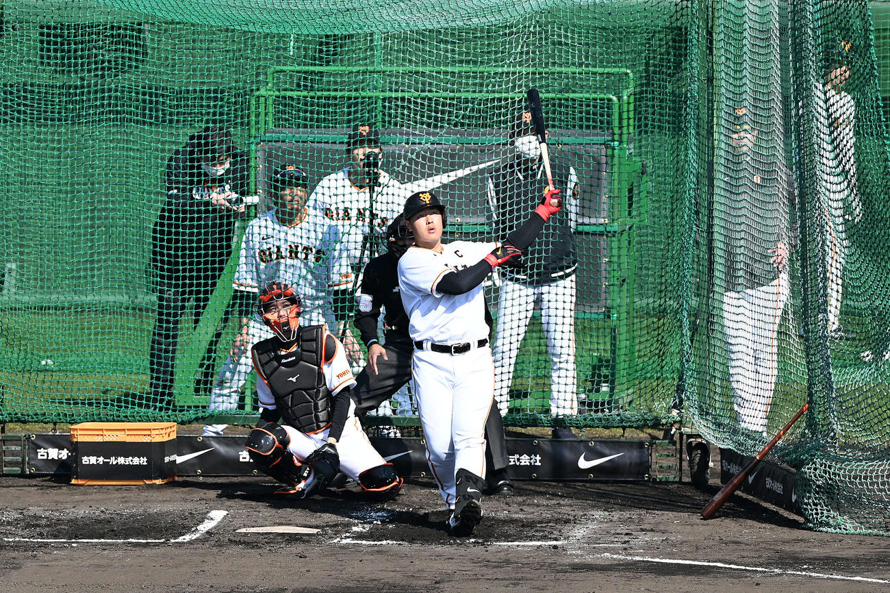 フリー打撃で左越え本塁打を放つ巨人岡本和（2023年2月8日撮影）
