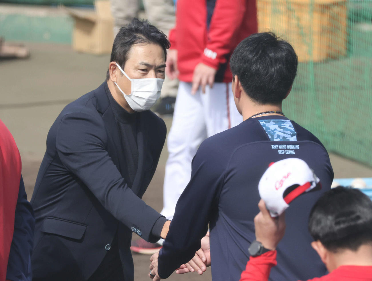 広島日南キャンプ　大瀬良と握手する黒田球団アドバイザー（左）（2023年2月4日撮影）