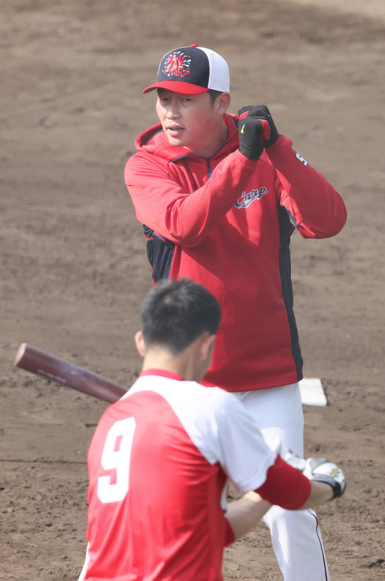広島日南キャンプ　秋山に打撃指導する新井監督（2023年2月3日撮影）