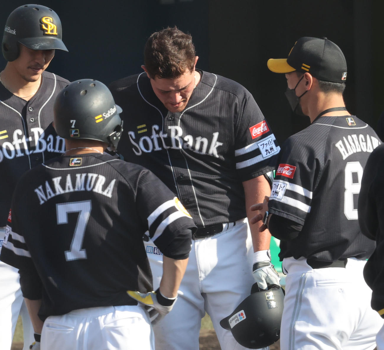 チーム打撃終了後、長谷川勇也コーチの話を聞くソフトバンクナイン、ガックリのリチャード（2023年2月8日撮影）
