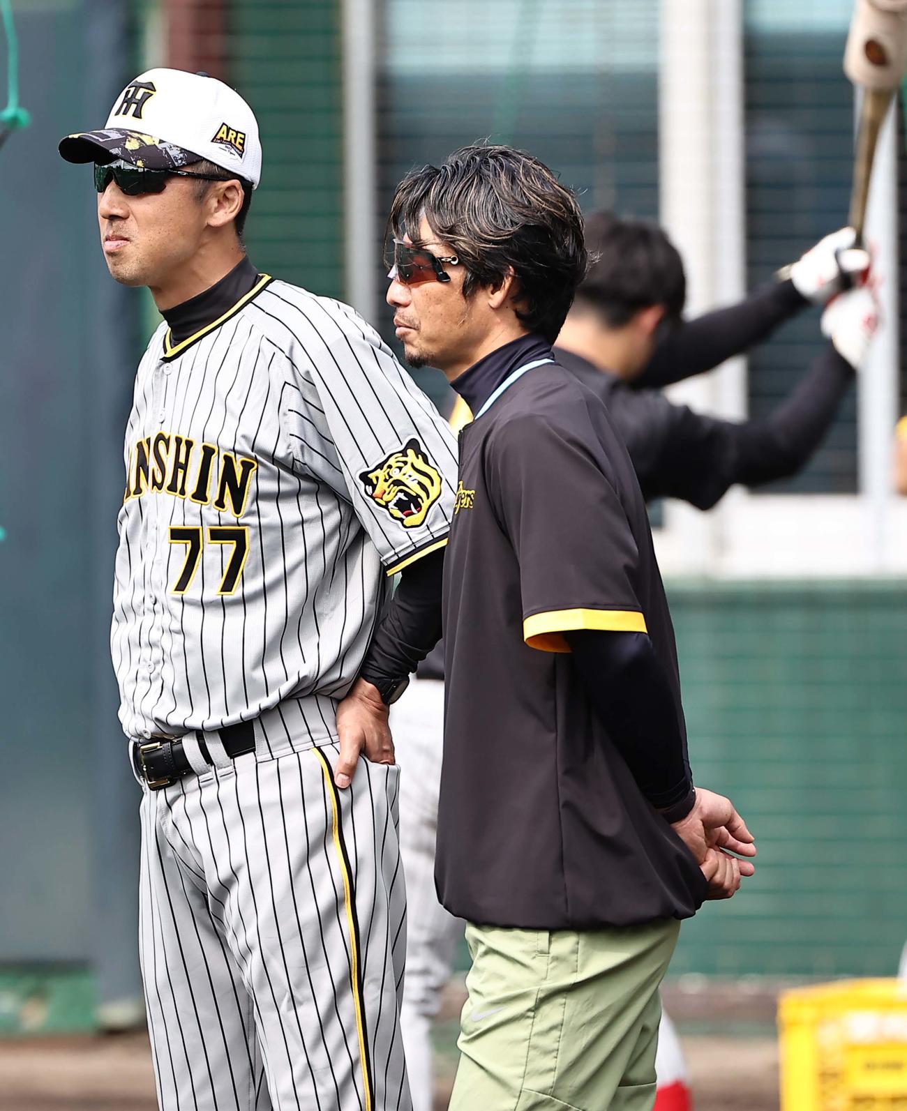 練習を見守る今岡コーチ（左）と鳥谷臨時コーチ（撮影・上田博志）