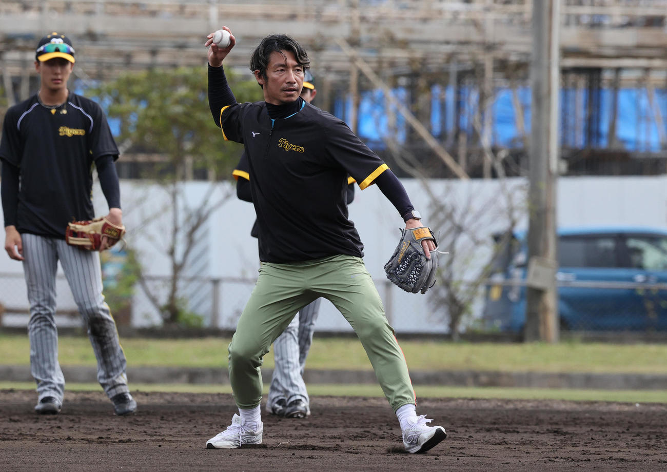 サブグラウンドで指導する鳥谷臨時コーチ（撮影・上山淳一）