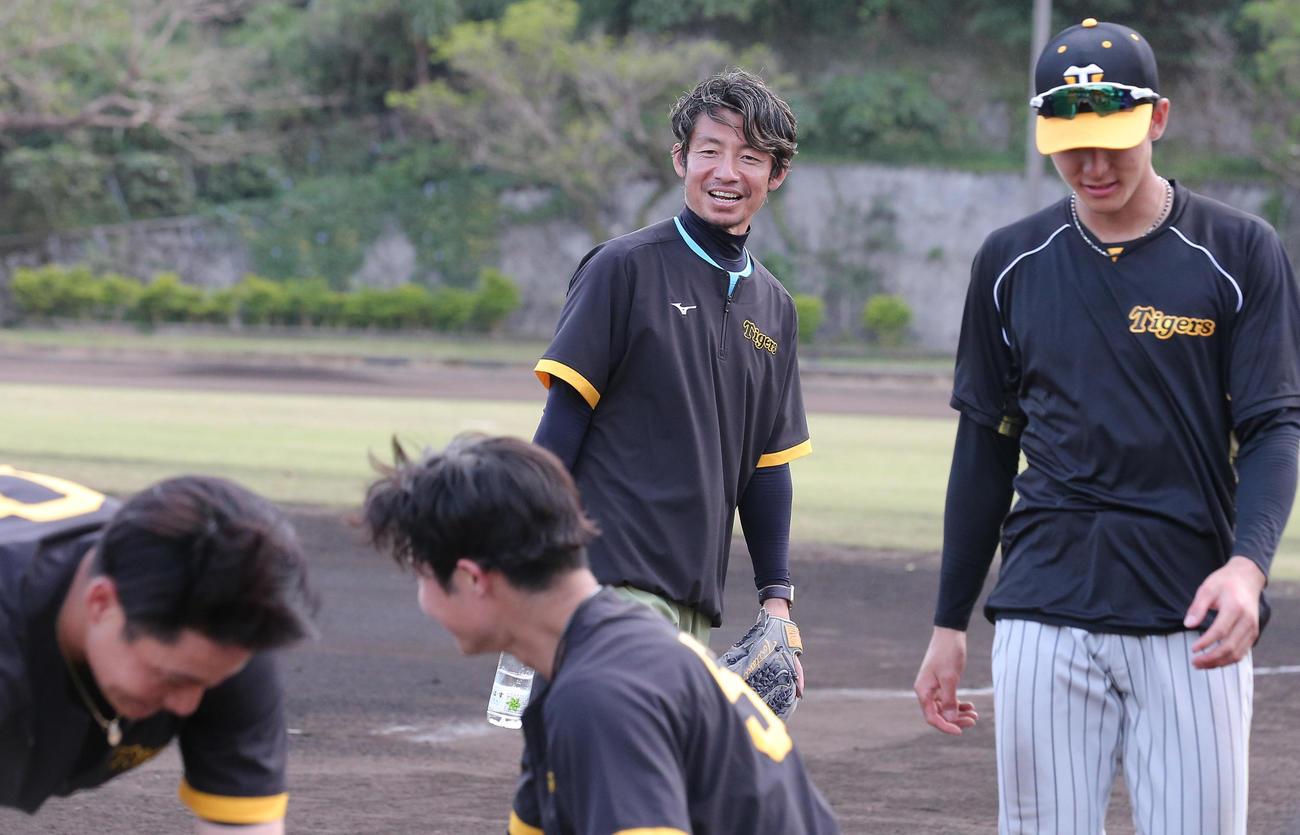 指導を終え笑顔を見せる鳥谷臨時コーチ（撮影・上山淳一）
