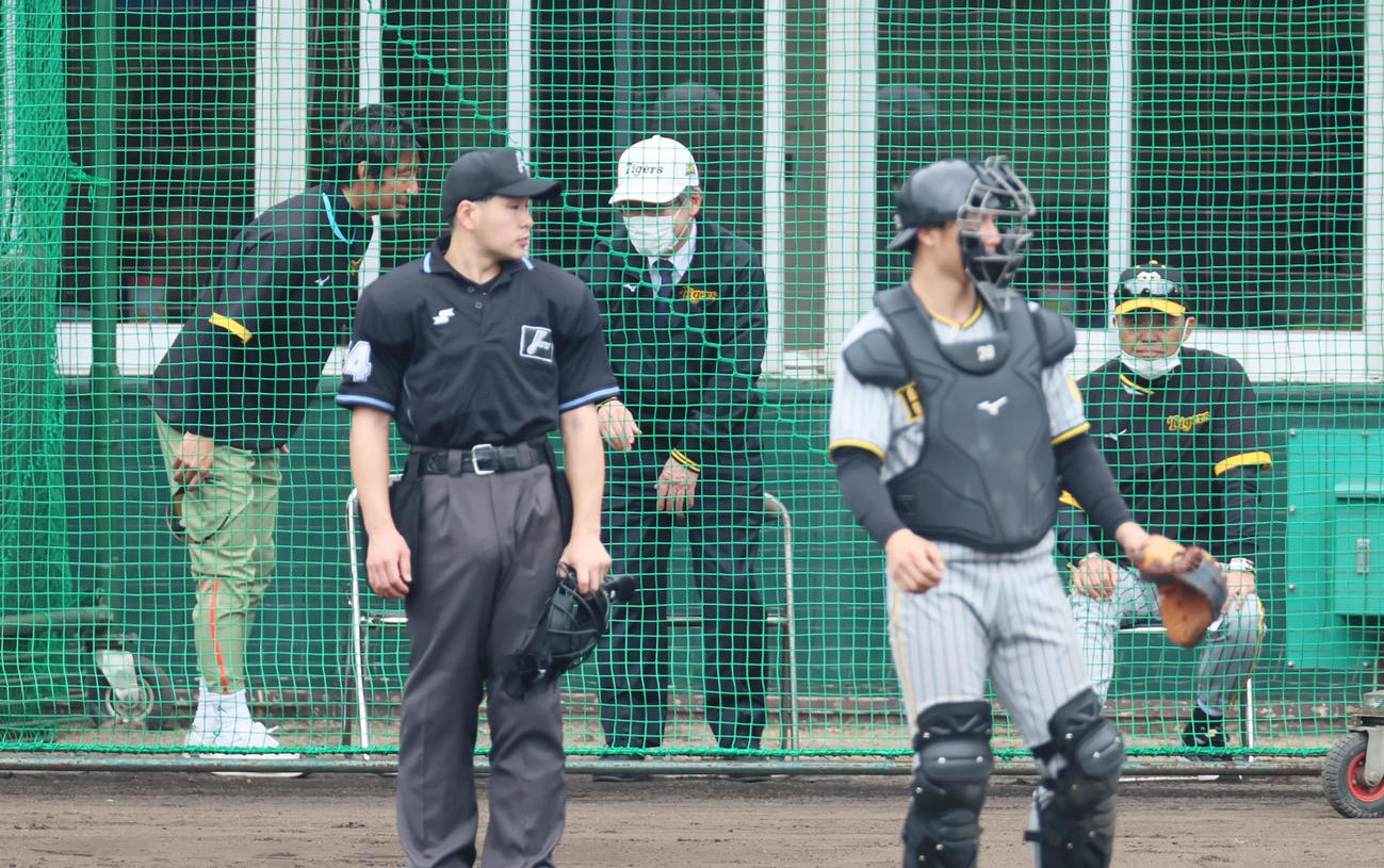 鳥谷臨時コーチ（左）とあいさつする杉山オーナー。右端は岡田監督（撮影・加藤哉）
