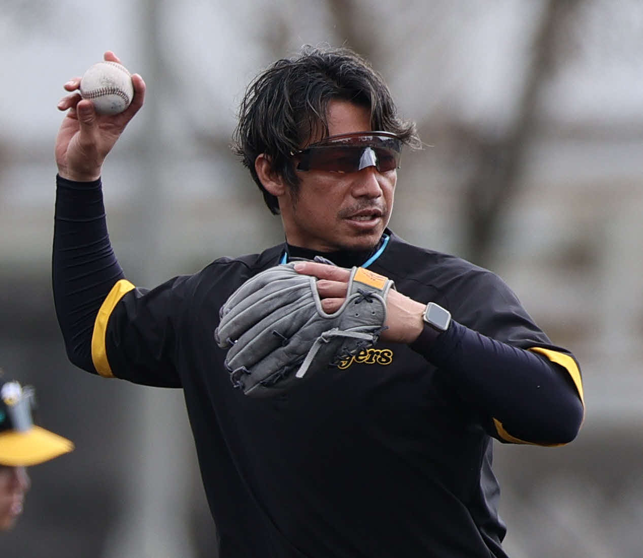 サブグラウンドで指導する鳥谷臨時コーチ（撮影・上山淳一）