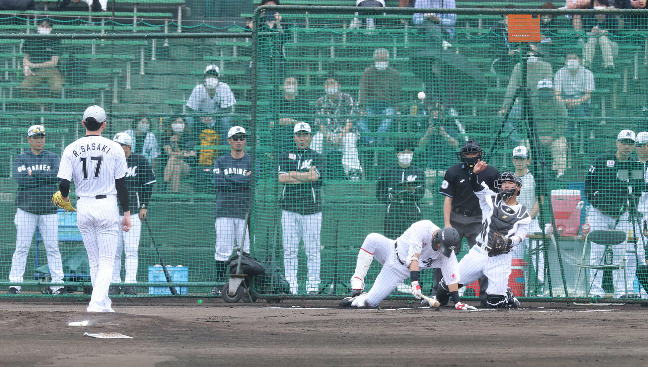 実戦形式の打撃練習で力投するロッテ佐々木朗。捕手松川、打者安田、後方右は吉井監督（撮影・河田真司）