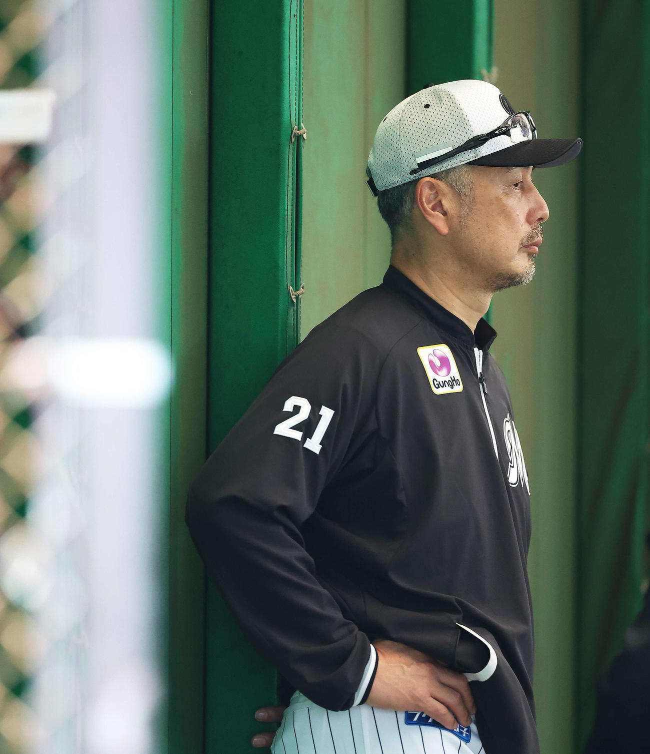 ブルペン投球する投手陣を見るロッテ吉井監督（撮影・河田真司）