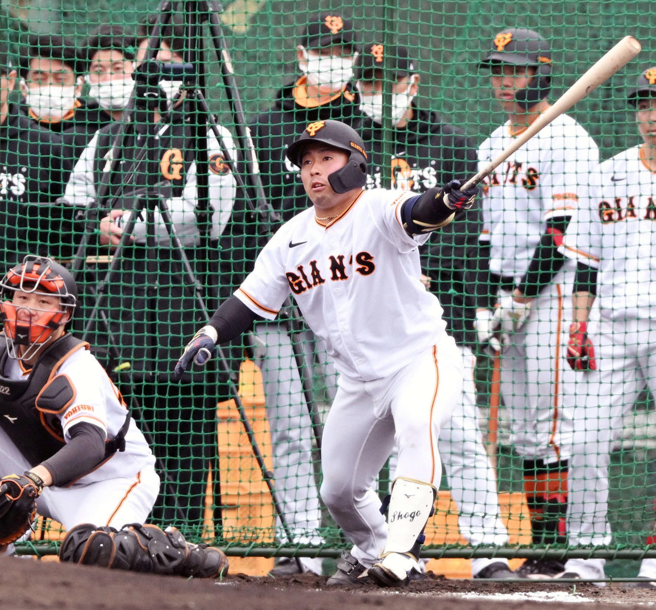 シート打撃で二飛に倒れる巨人ドラフト1位浅野（撮影・滝沢徹郎）