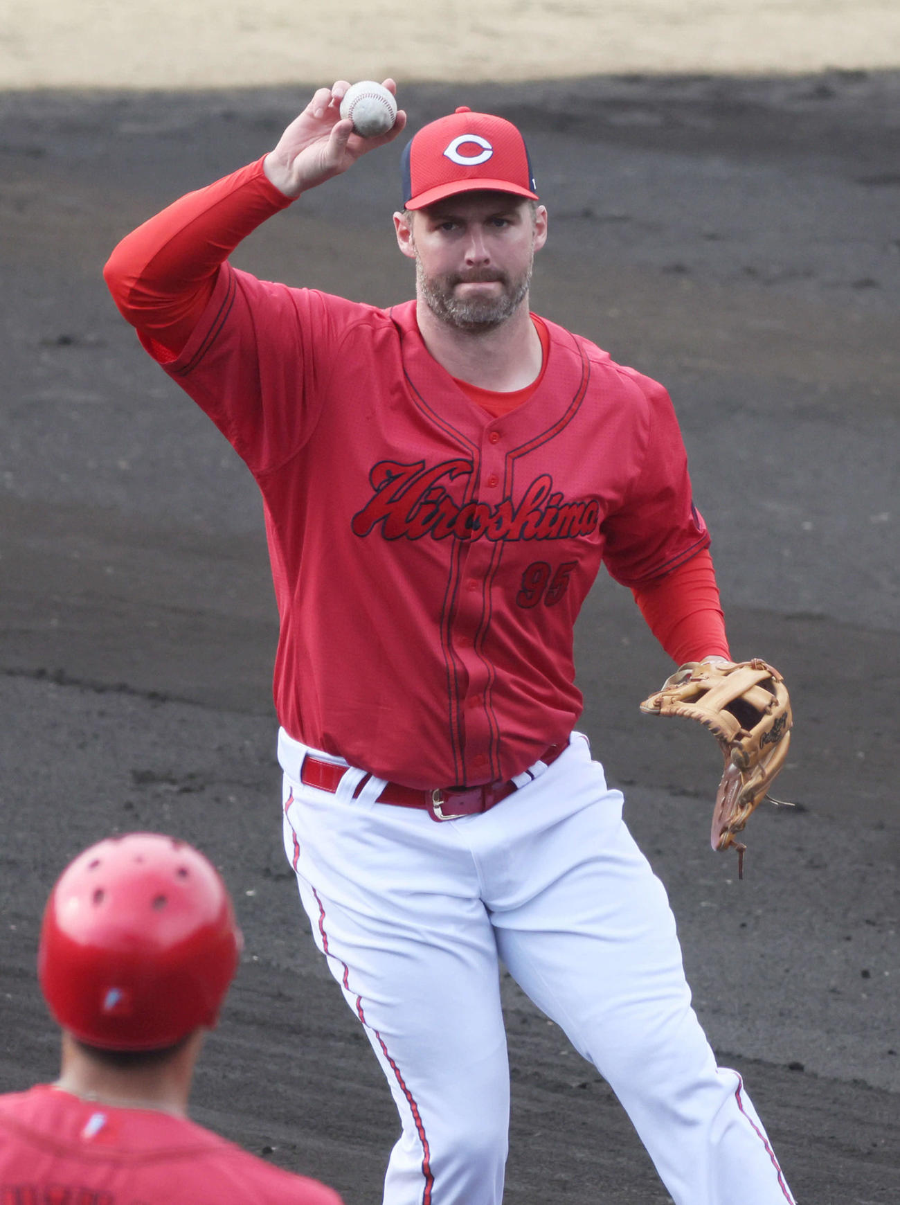 広島日南キャンプ　三塁守備をする新外国人のデビッドソン（撮影・加藤孝規）