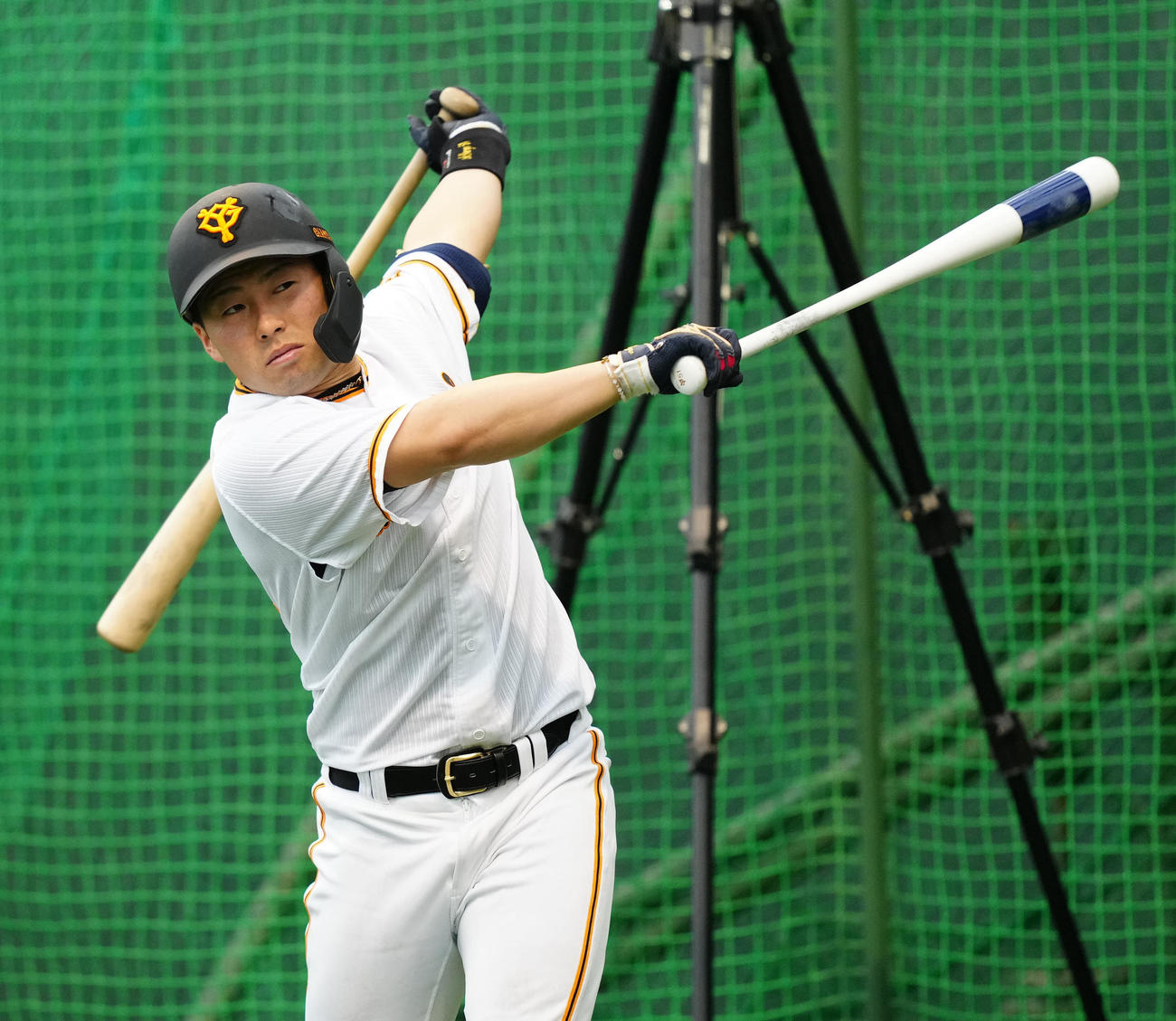 バット2本を振る巨人浅野（撮影・江口和貴）