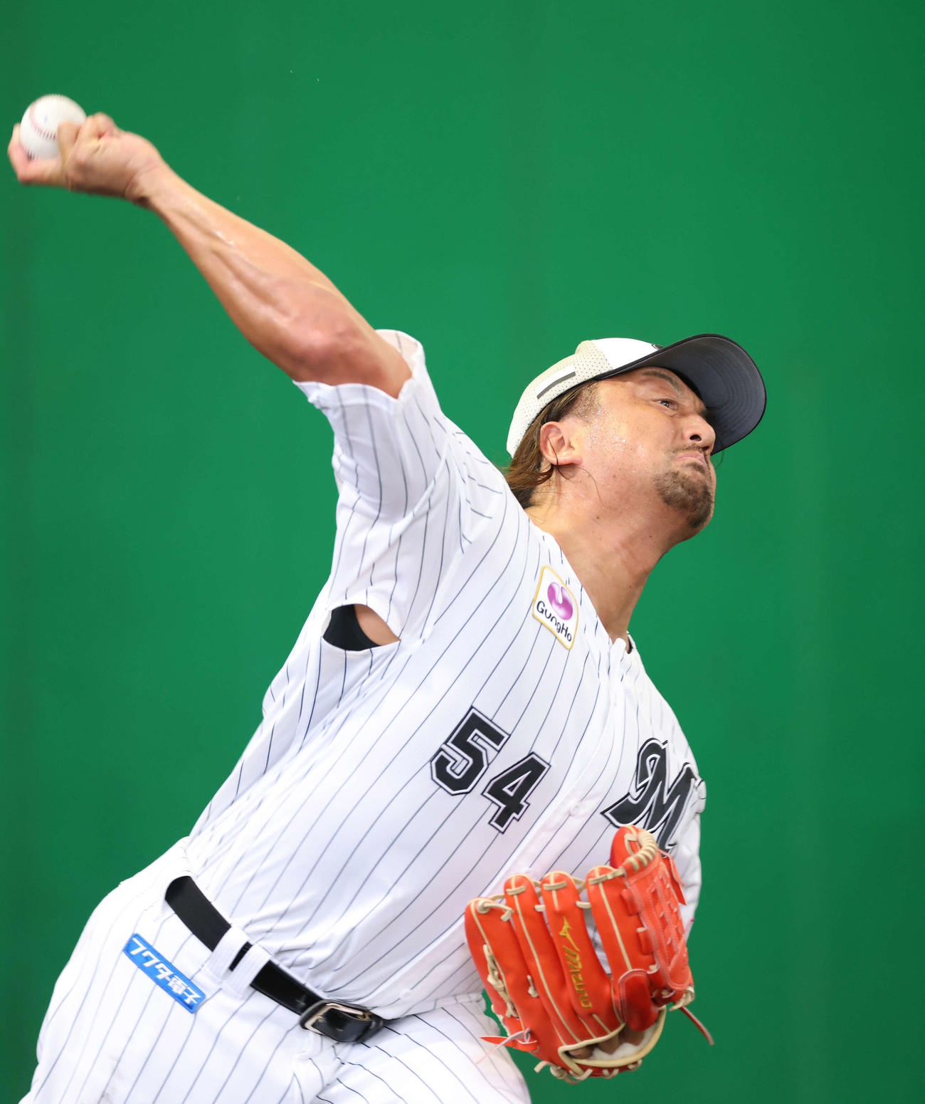 ブルペン投球するロッテ沢村（撮影・河田真司）