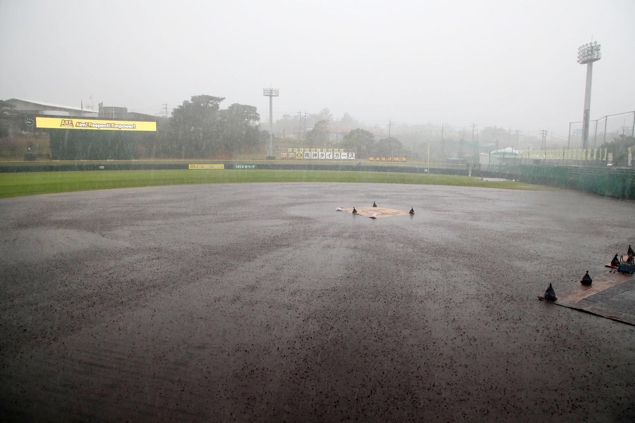 練習開始前に降り始めた雨は瞬く間に豪雨となってしまった（撮影・加藤哉）