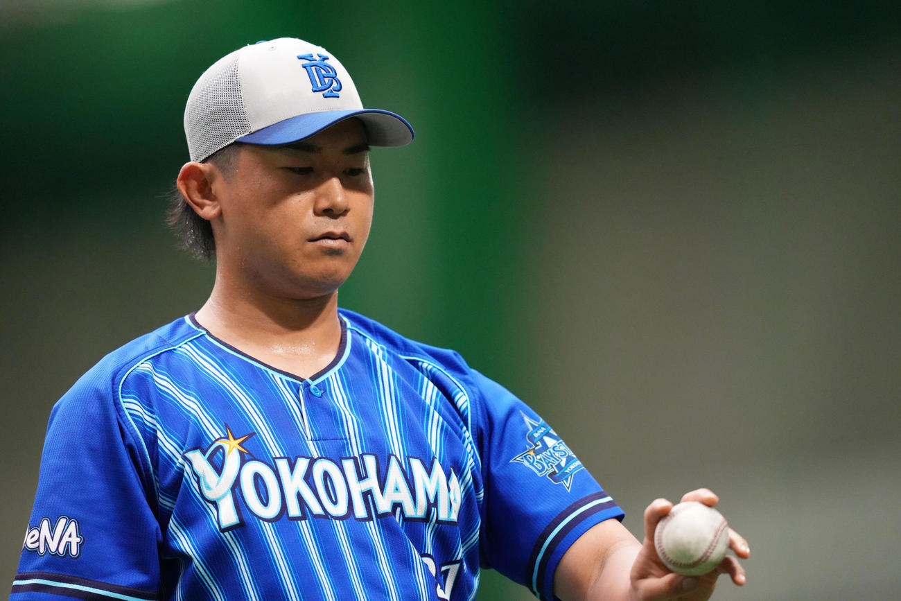 WBC公式球の感覚を確かめるDeNA今永（撮影・横山健太）
