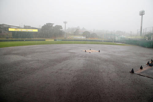 練習開始前に降り始めた雨は瞬く間に豪雨となってしまった（撮影・加藤哉）