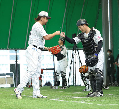 ブルペン投球を終えるロッテ沢村（左）（撮影・河田真司）
