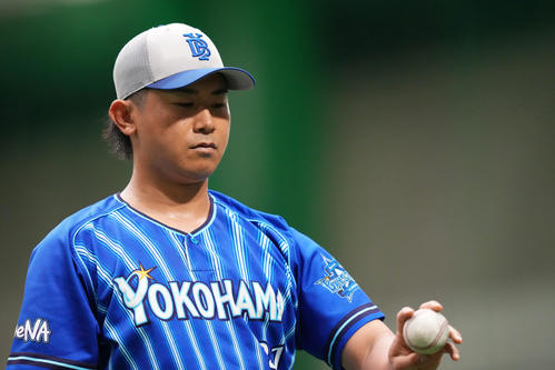 WBC公式球の感覚を確かめるDeNA今永（撮影・横山健太）