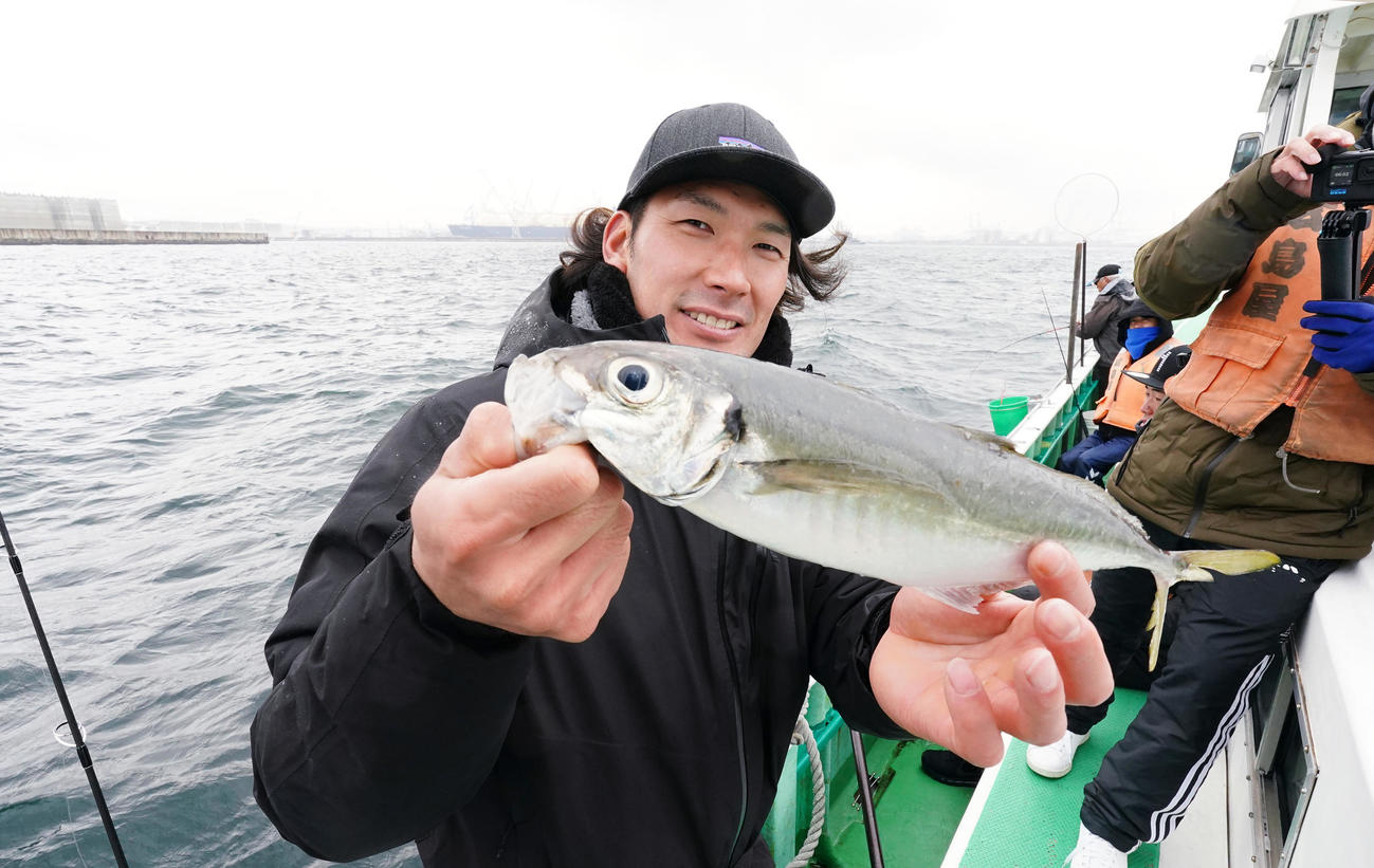 40センチの金アジを釣り上げ笑顔のDeNA大田