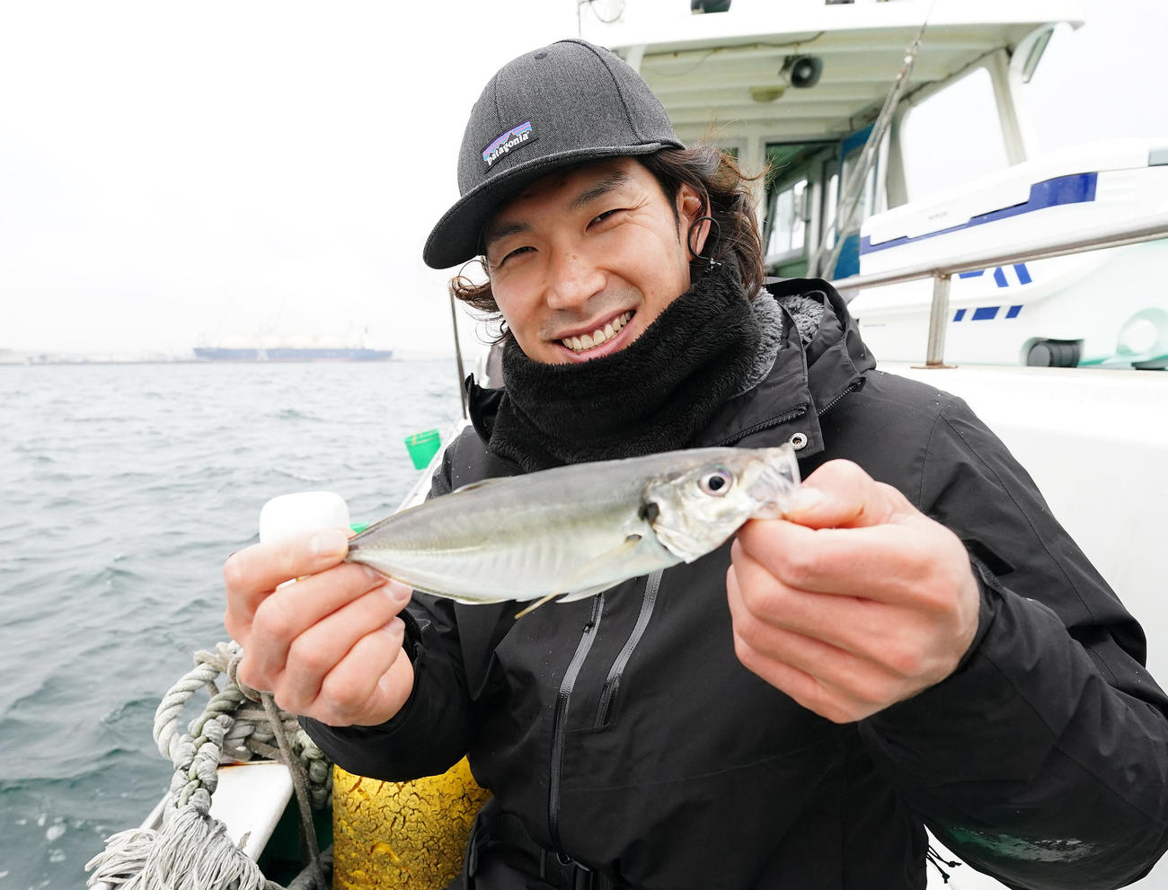 待ちに待った1尾目をゲットして笑顔のDeNA大田