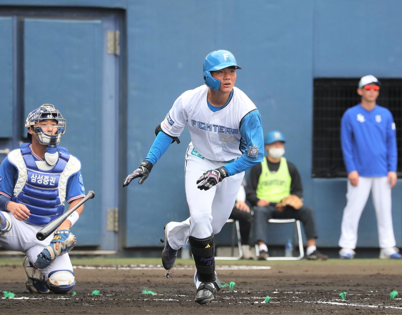 日本ハム対サムスン　2回裏日本ハム無死二塁、右越え2点本塁打を放つ清宮（撮影・黒川智章）