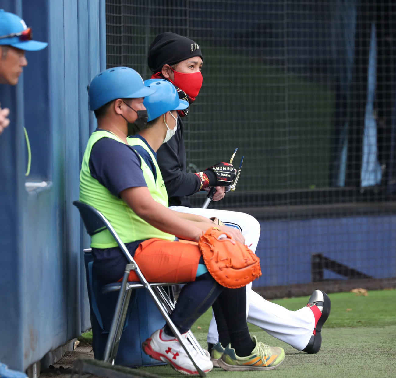 日本ハム対サムスン　ボールボーイの横に座り試合を見る新庄監督（撮影・黒川智章）