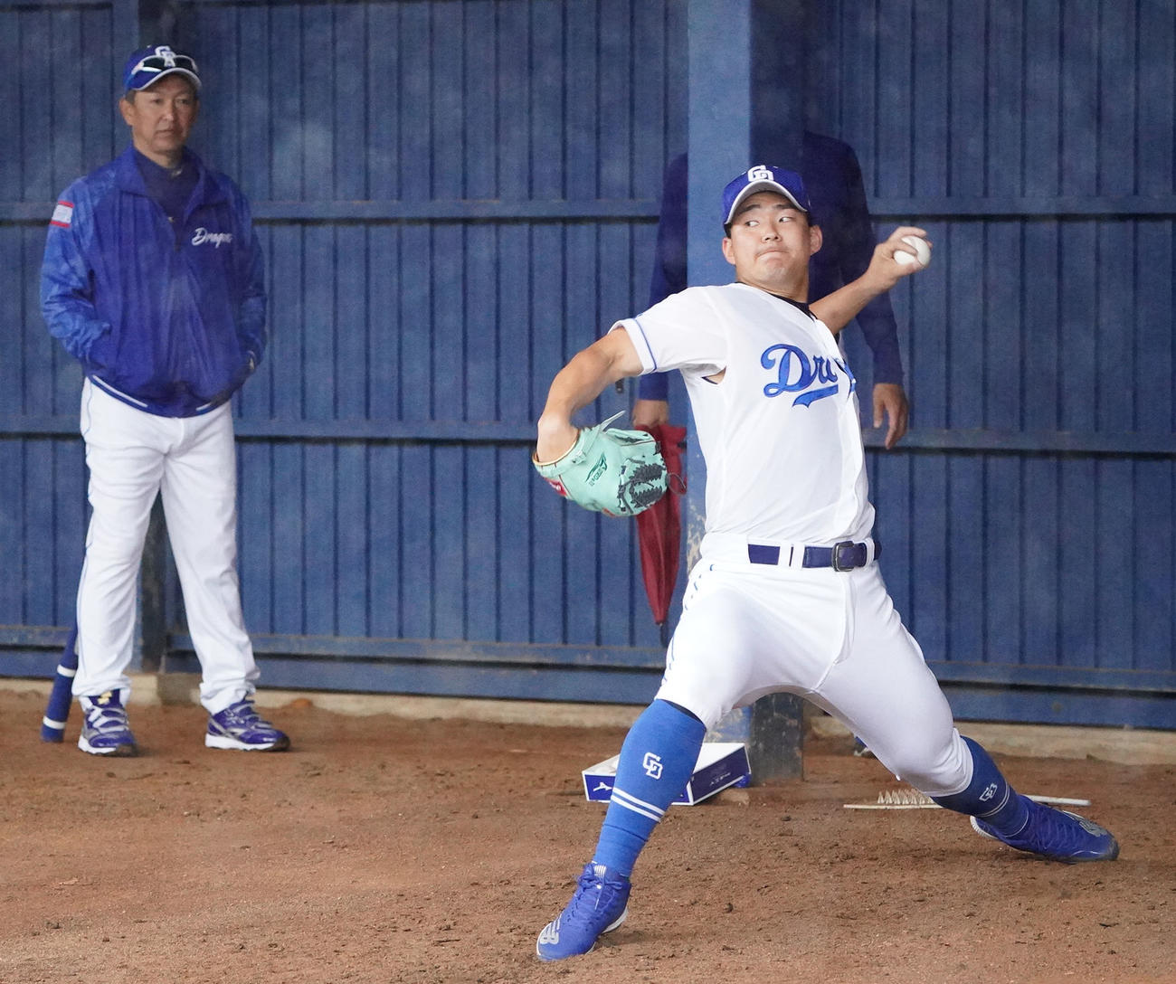 立浪監督の見つめる前で投球練習をする小笠原（右）（撮影・森本幸一）