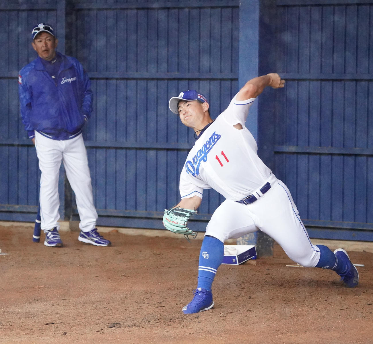 立浪監督の見つめる前で投球練習をする小笠原（右）（撮影・森本幸一）