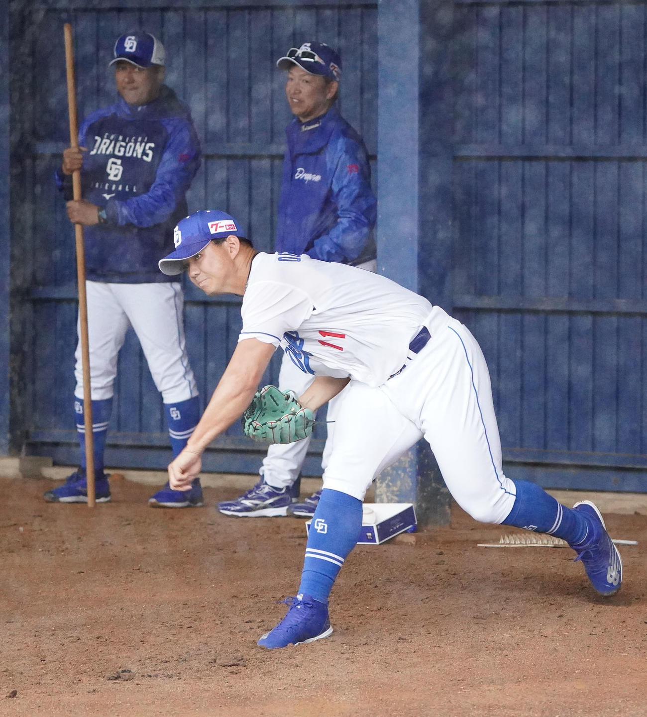 立浪監督、落合ヘッド兼投手コーチの見つめる前で投球練習をする小笠原（右）（撮影・森本幸一）