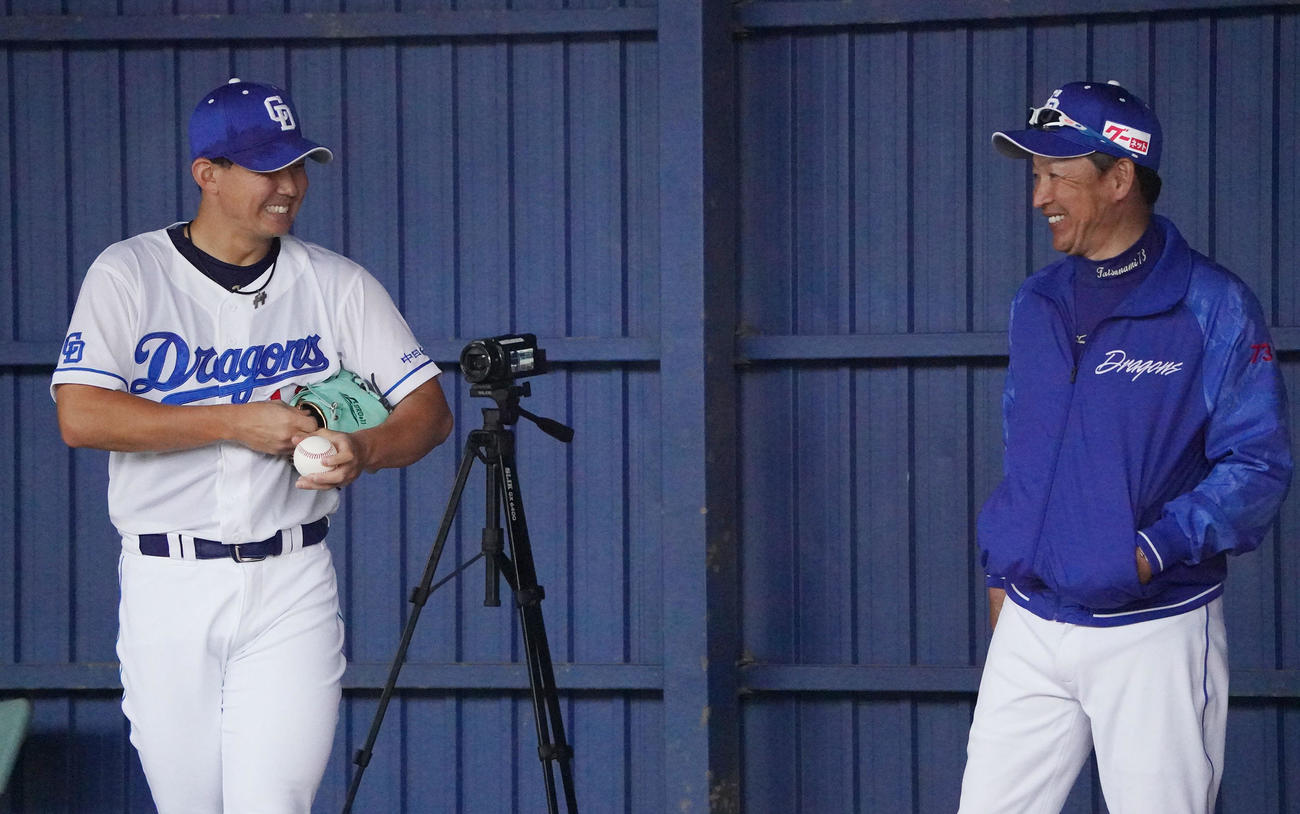 立浪監督と明るい表情で言葉を交わす小笠原（左）（撮影・森本幸一）