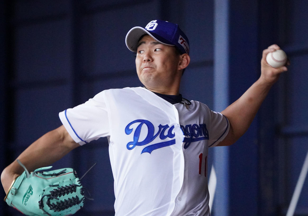 ブルペンに入り投球練習をする小笠原（撮影・森本幸一）