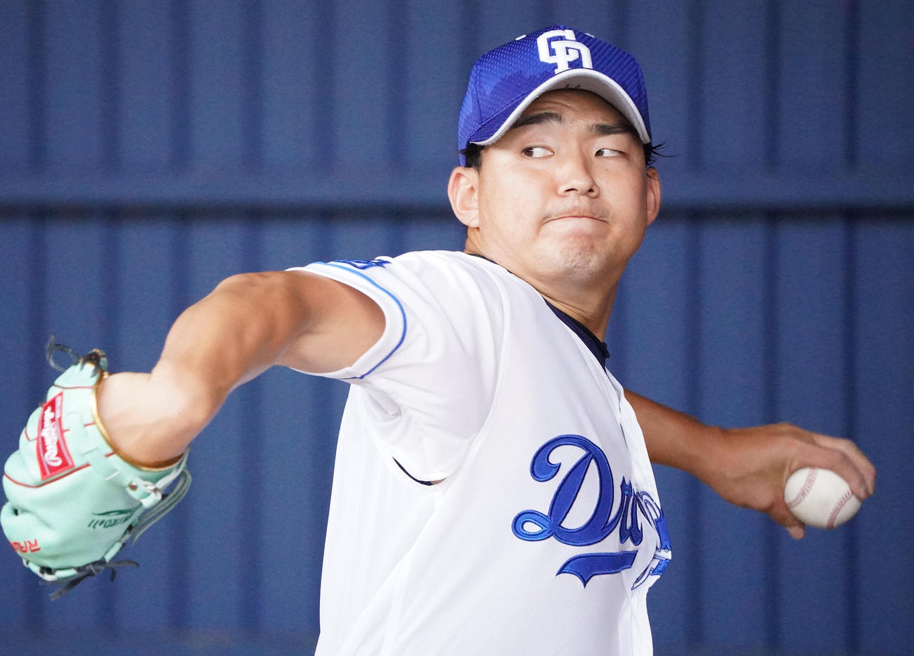 ブルペンに入り投球練習をする小笠原（撮影・森本幸一）