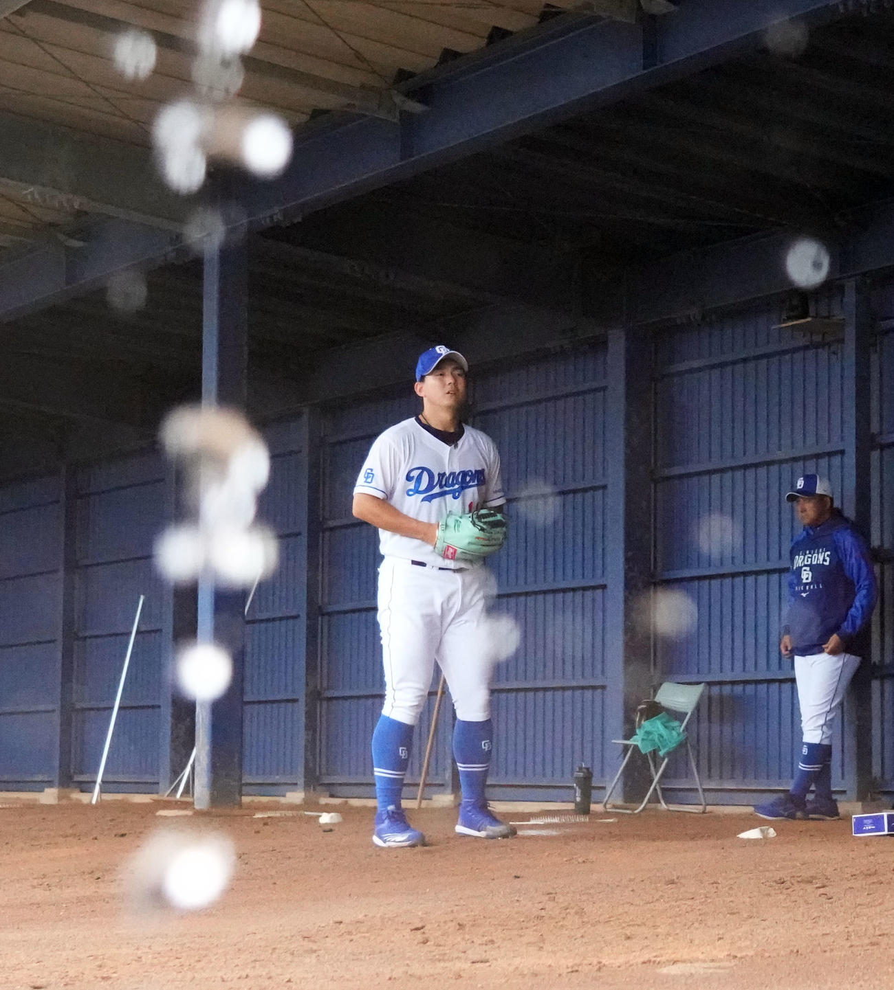 ブルペンに入り激しく落ちる雨水にも動じず投球練習をする小笠原（撮影・森本幸一）