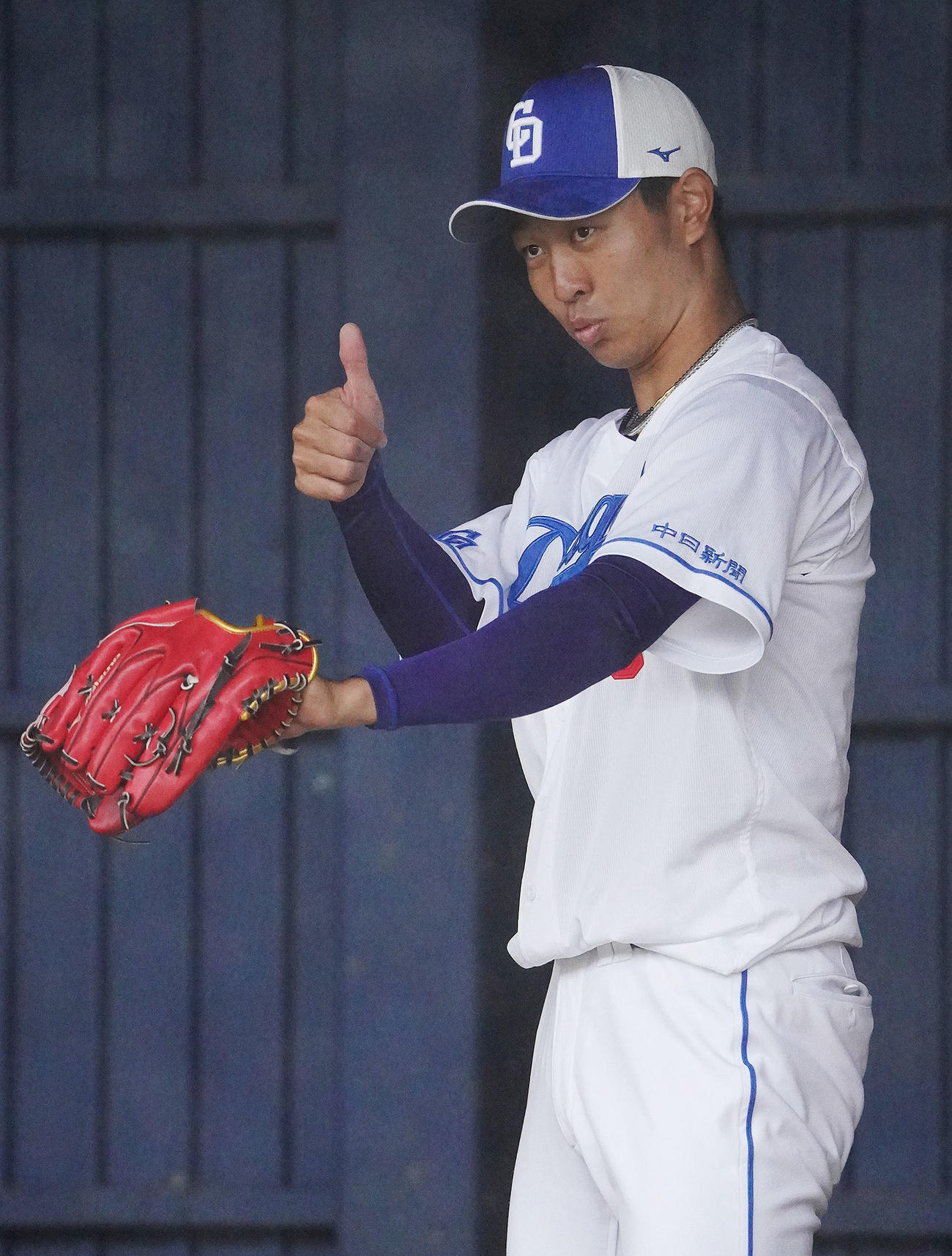 ブルペンに入り投球練習をする高橋宏（撮影・森本幸一）