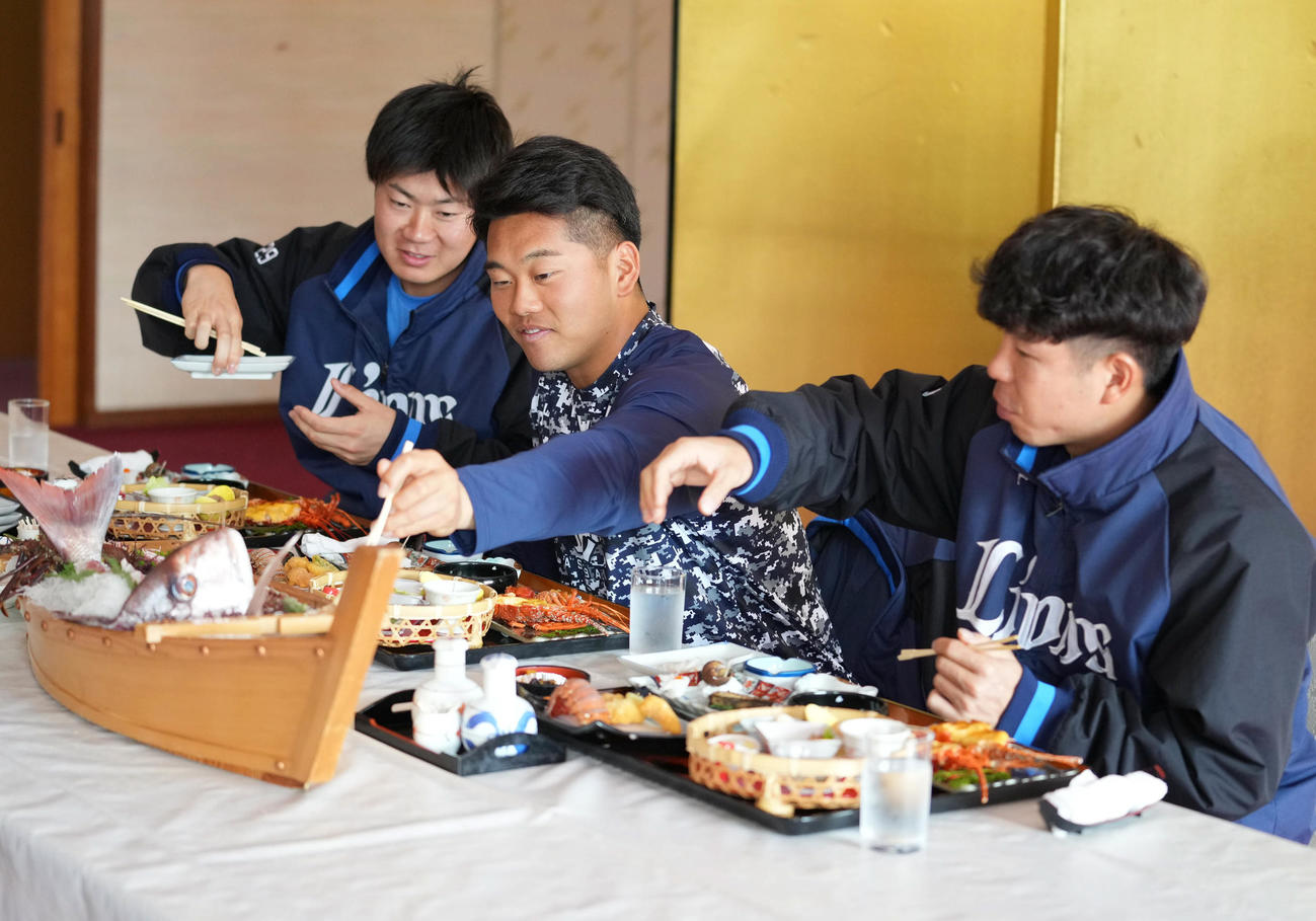 キャンプはじめての休日で海鮮料理に舌鼓を打つ、左から西武青山、蛭間、児玉（撮影・小沢裕）