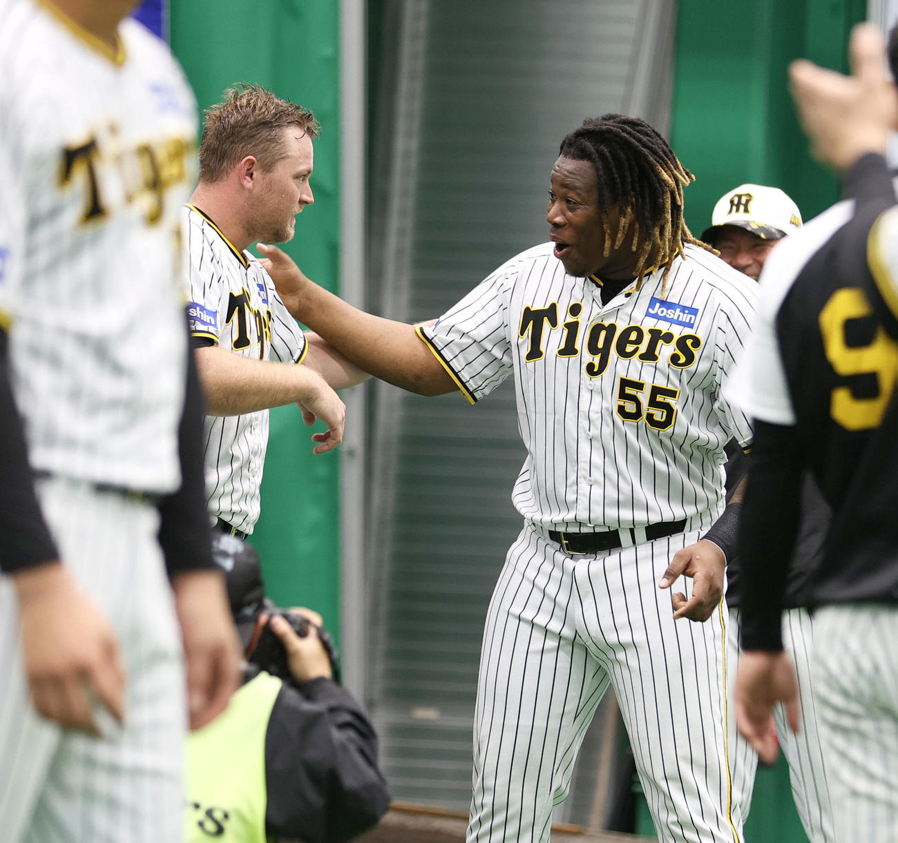 ノイジーがじゃんけんに勝ち（左）喜ぶミエセス（撮影・上山淳一）
