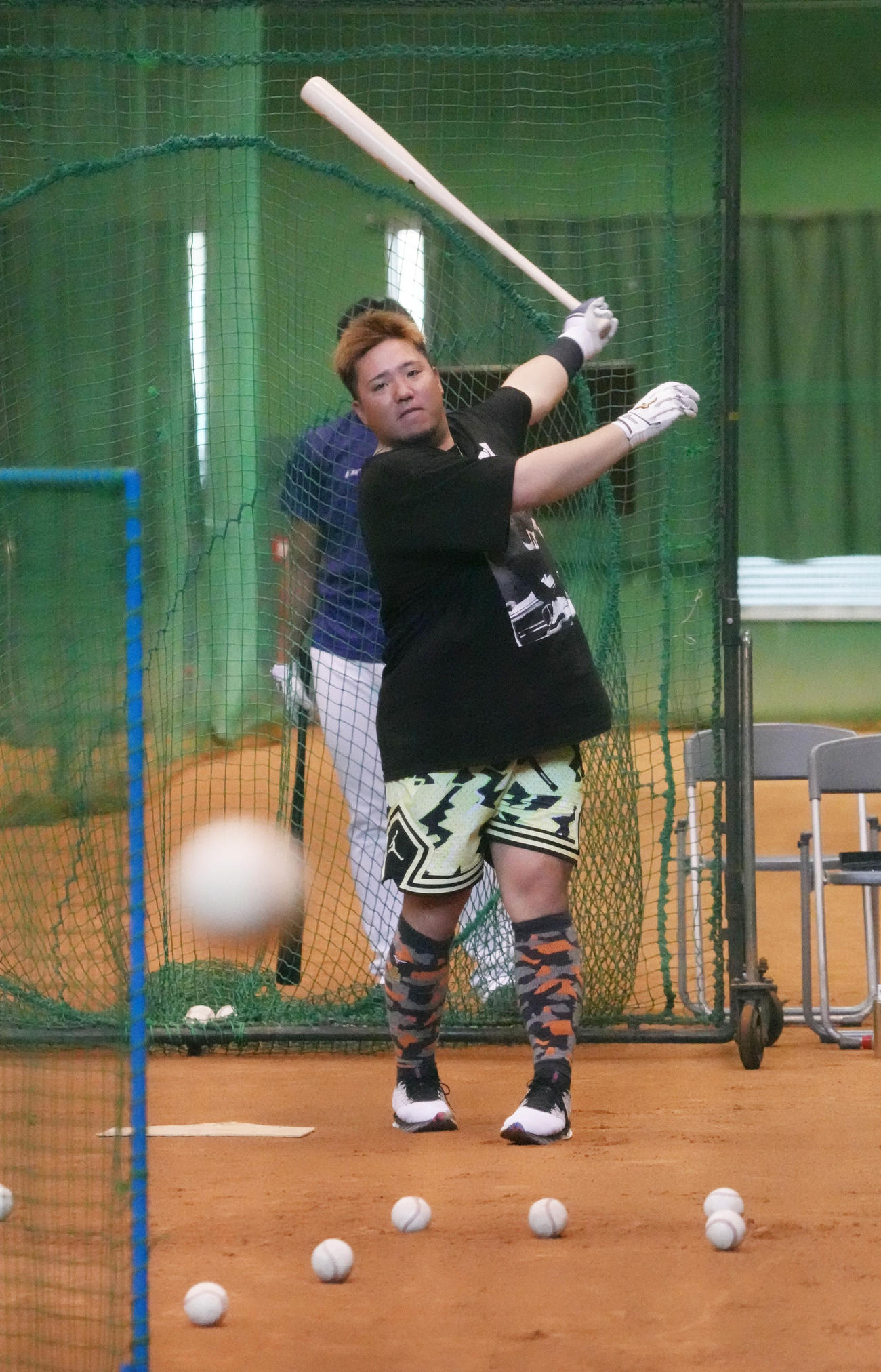 休日返上で打撃練習する西武山川（撮影・小沢裕）