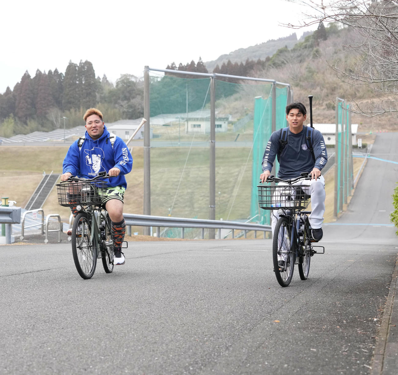 休日返上で打撃練習した西武山川穂高は西川愛也（右）と電動自転車に乗り施設をあとにする（撮影・小沢裕）