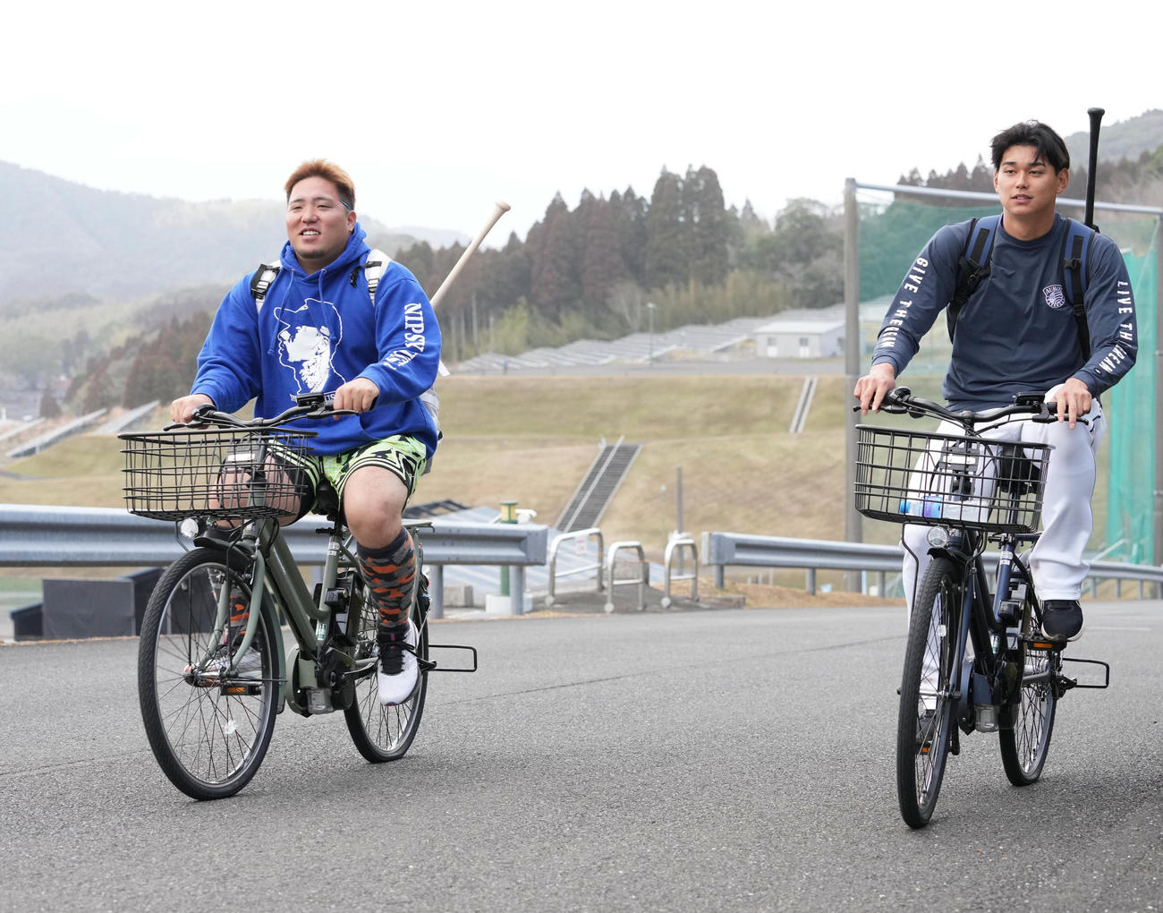 休日返上で打撃練習した西武山川穂高は西川愛也（右）と電動自転車に乗り施設をあとにする（撮影・小沢裕）