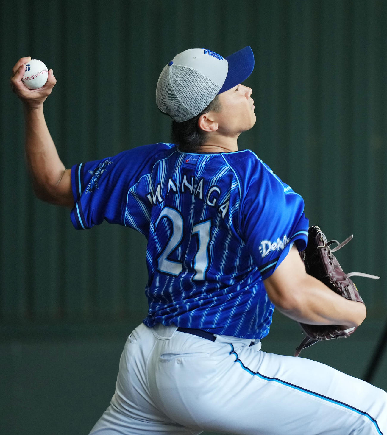 WBC公式球を使いブルペンで投球練習をするDeNA今永（撮影・横山健太）