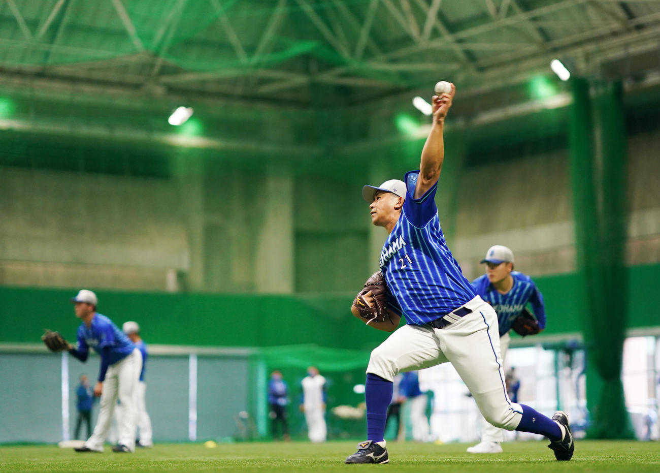 WBC公式球を使いキャッチボールをするDeNA今永（撮影・横山健太）