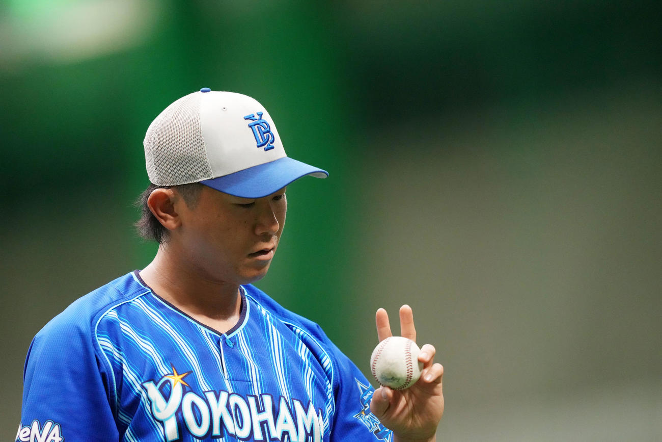 ボールを見つめるDeNA今永（撮影・横山健太）